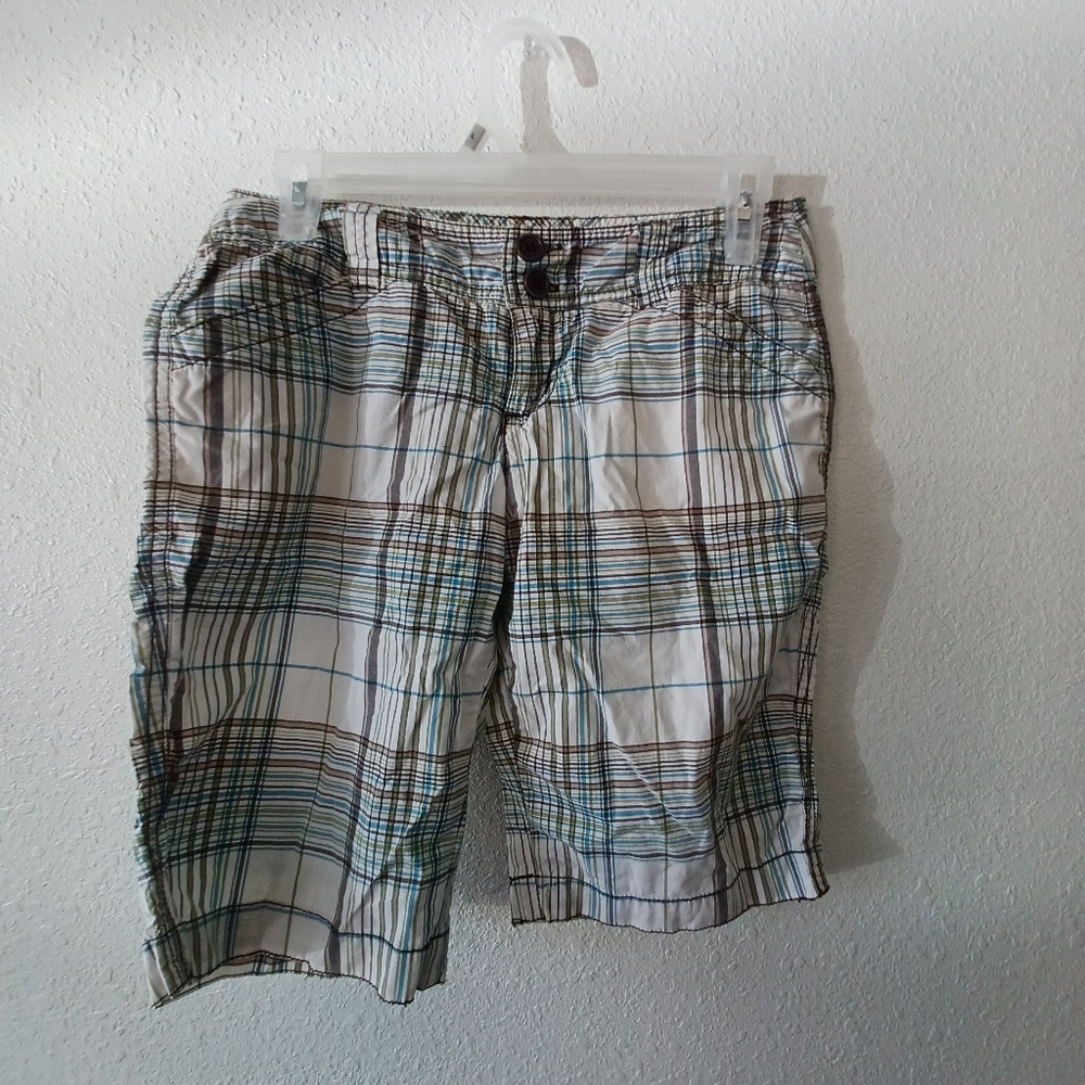 White plaid shorts by Maurice's size 3/4
